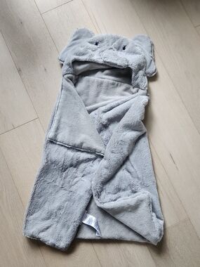 Pottery Barn Baby Light Gray Elephant Hooded Plush Towel
